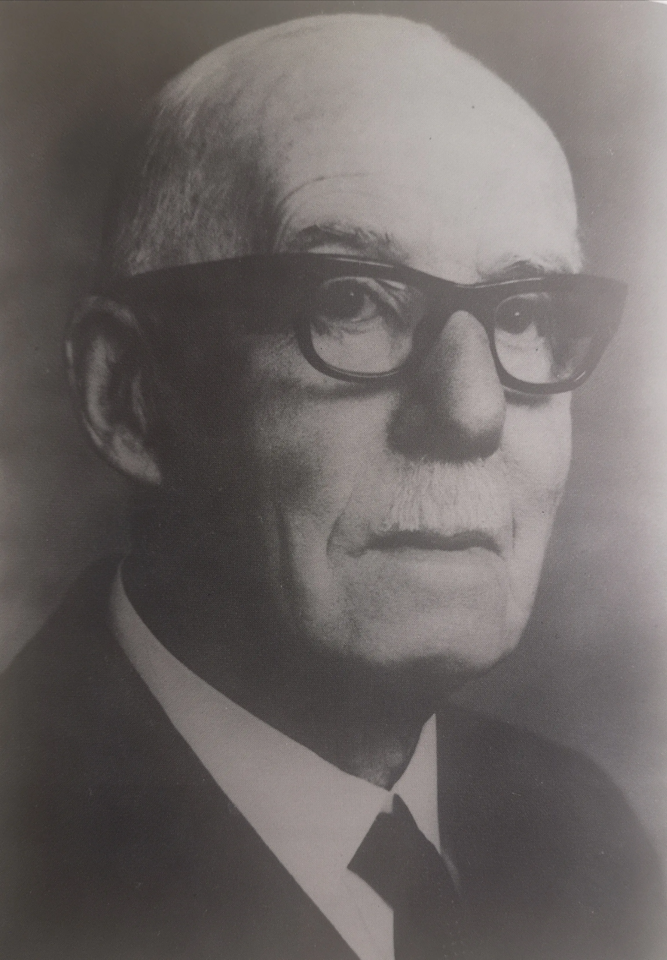 A picture of an elderly man's face